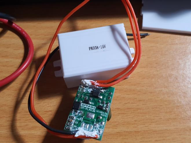 Fonte de alimentación PK03A-15V vista inferior